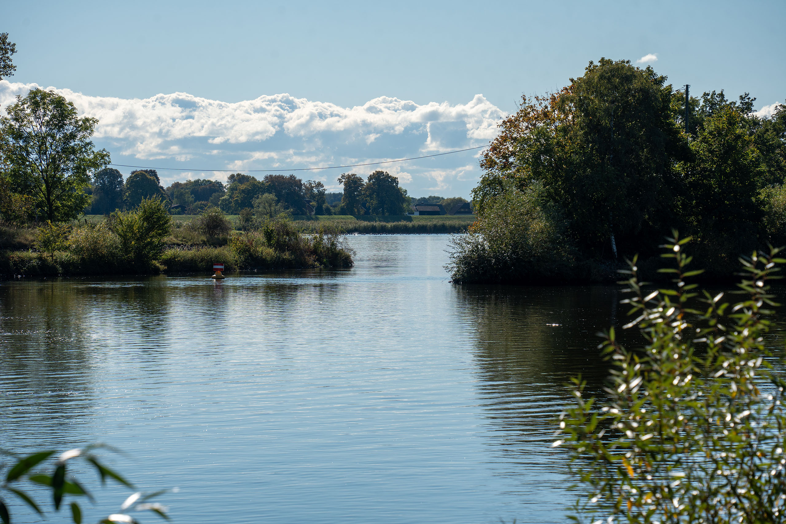 Geesthacht Elbufer mit blauem Himmel